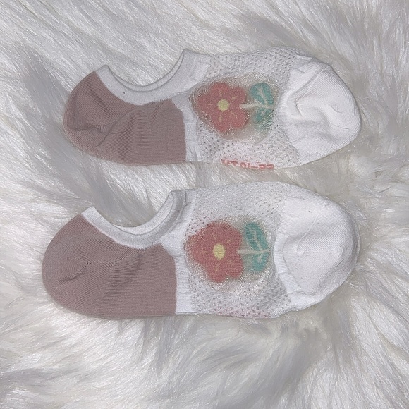 NWOT pair of sheer mesh cotton no show socks with flower detail! - Picture 2 of 3